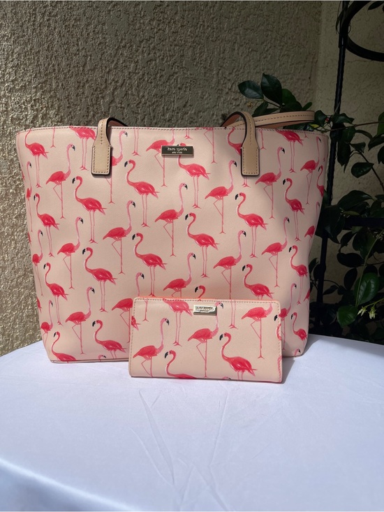 kate spade Handbags - Kate Spade New York
SHORE STREET FESTIVE FLAMINGOS MARGARETA Tote and wallet set